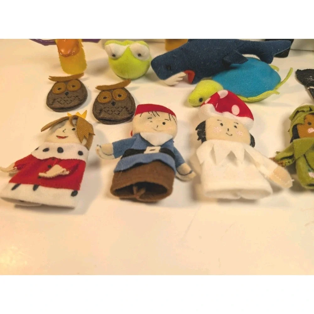 19 Little Finger Puppets Vintage 2.5